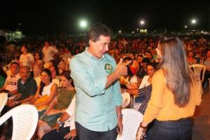 Eunício Oliveira dedicou a noite de ontem para participar de eventos religiosos na Capital