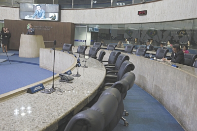 Na sessão de ontem, oposicionistas se revezaram na tribuna do Plenário 13 de Maio quase vazio, em pronunciamentos para poucos deputados 