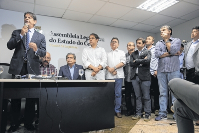 Cid Gomes foi ao encontro dos jornalistas juntamente com alguns aliados 