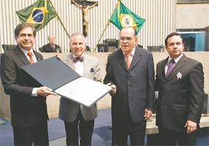 O presidente da Assembleia Legislativa, José Albuquerque, entregou comenda em homenagem ao centenário de Parsifal Barroso aos seus filhos Roberto Parsifal Barroso e Régis Monte Barroso, e neto Igor Queiroz Barroso