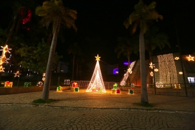 Iluminação nos jardins do Palácio Governador Adauto Bezerra