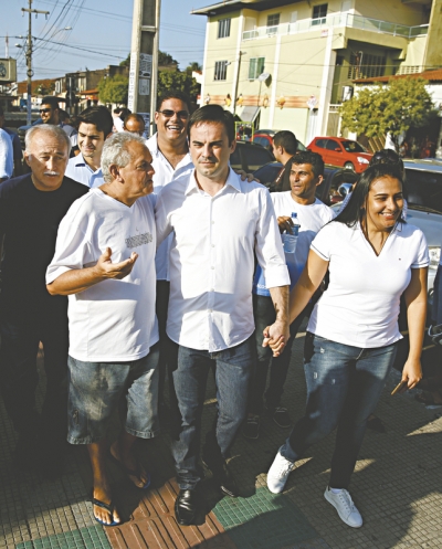 Capitão Wagner caminhou, no meio da tarde de ontem, com correligionários, o vice Gaudêncio Lucena e familiares no Bairro João XXIII 