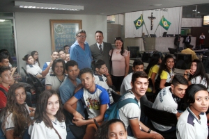 Estudantes da Escola de Ensino Fundamental e Médio Governador Flávio Marcílio participam do projeto O Parlamento e sua História