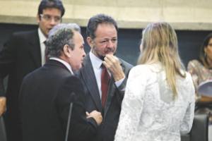 Governador Camilo Santana enviou à AL dois secretários: Nelson Martins (Articulações Políticas) e Acrísio Sena (Movimentos Sociais)