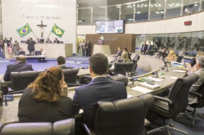 PARLAMENTARES aprovaram ontem a reforma da previdência estadual