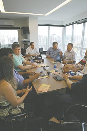 O deputado federal Domingos Neto coordenou, ontem, uma reunião para discutir a parceria entre os dois partidos no Estado