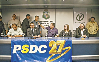 Dirigentes do PSC, PV e PSDC, na convenção conjunta realizada na manhã de ontem, na Assembleia Legislativa, onde ficou fechada a chapa de candidatos a vereador de Fortaleza. O prazo das convenções termina hoje 