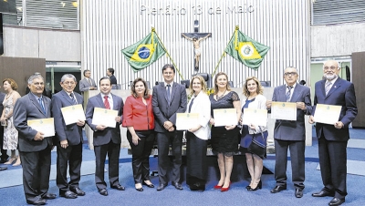 A presidente da Fundação Edson Queiroz, Lenise Queiroz Rocha, (ao centro) ao lado dos deputados Bruno Gonçalves e Fernanda Pessoa, e dos demais agraciados da noite, professores e funcionários da Universidade de Fortaleza (Unifor)