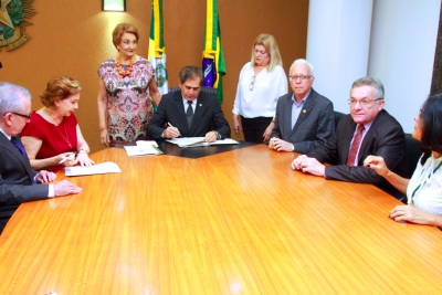 Presidente da AL, deputado Zezinho Albuquerque, assina acordo de cooperação com Universidades