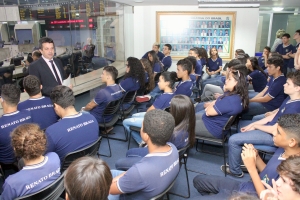 Alunos do 1º ano da Escola de Ensino Fundamental e Médio Renato Braga participam do projeto O Parlamento e sua História