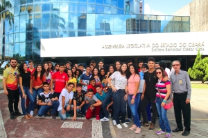 Estudantes da Escola Municipal de Tempo Integral Ademar Nunes Batista