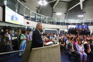 Governador Elmano de Freitas discursa na Alece 