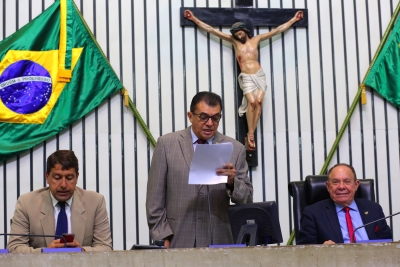 Leitura do expediente na abertura da sessão plenária desta terça-feira 