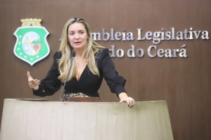 Augusta Brito parabeniza Camilo Santana por negociação com militares