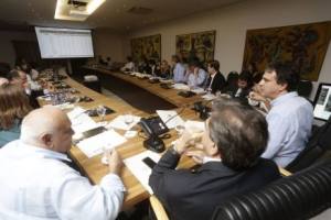 O governador Camilo Santana reuniu-se ontem com representantes da comissão de saúde da Assembleia Legislativa