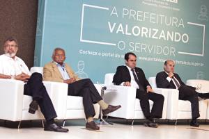 Antes de participar de evento na AL sobre valorização dos servidores municipais, o prefeito Roberto Cláudio conversou com deputados aliados 