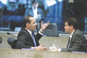 O deputado Danniel Oliveira, opositor ao governador, conversa com o líder do Governo na Casa, Evandro Leitão