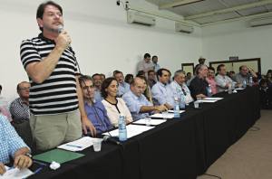 Os irmãos Cid e Ciro Gomes comandaram ontem encontro realizado em hotel localizado em Messejana. Participaram a governadora em exercício, Izolda Cela, além de secretários, deputados e demais lideranças