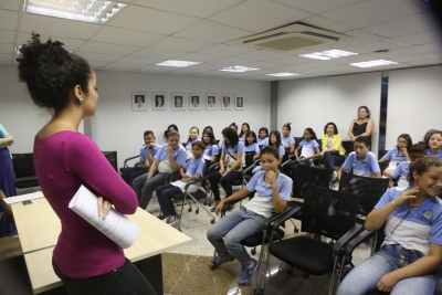 Alunos da Escola Yolanda Queiroz visitam a Assembleia nesta terça