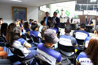 Estudantes da Escola de Ensino Fundamental e Médio João Matos participam do projeto O Parlamento e sua História