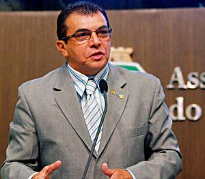 O deputado Ely Aguiar (PSDC) volta da licença depois do recesso parlamentar. Em seu lugar, assumia temporariamente Florentino Ribeiro. 