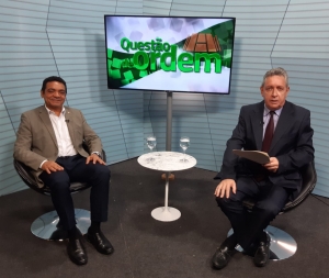 Reitor da Universidade Estadual do Ceará, professor Hidelbrando Soares, em entrevista com o jornalista Renato Abreu