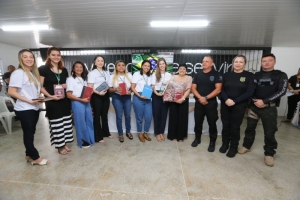 Alece entrega 10 toneladas de livros no Instituto Penal Feminino