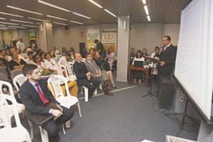 Juiz eleitoral Carlos Henrique, designado pelo Tribunal Regional Eleitoral, presidiu a reunião de ontem com representantes dos partidos e dos candidatos para o sorteio que definiu a ordem da exibição dos programas