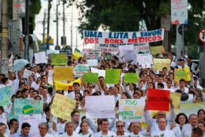 Os médicos protestaram ontem na avenida Beira Mar, em Fortaleza