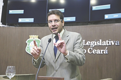 Em discurso ontem, o parlamentar repercutiu os pedidos de prisão de caciques do PMDB ( Foto: José Leomar )