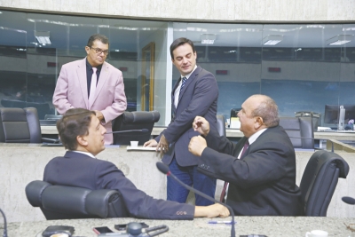 Capitão Wagner no plenário da AL, ontem, antes de falar, entre Ely Aguiar, Fernando Hugo e Gony Arruda, aliados de Roberto Cláudio 