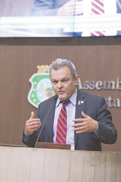 Deputado José Sarto defende a proposta do governador no plenário da Assembleia