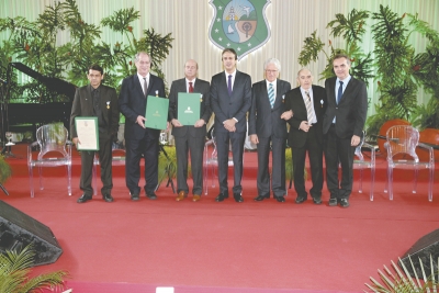 No evento, os homenageados recebem uma medalha e um certificado pelo trabalho que vem sido desenvolvido em prol do Estado