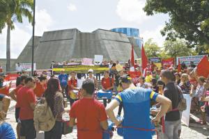 Na manhã de ontem, servidores estaduais de várias categorias foram ao prédio da Assembleia Legislativa cobrar reposição salarial