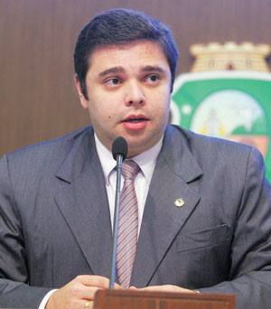  O deputado Júlio César ressaltou que o TCE preza por concurso público, mas que para assessoramento pessoal é preciso de cargos de confiança