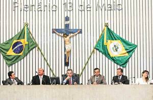 Integrantes da Mesa dirigente dos trabalhos, no plenário da Assembleia, que reuniu além do procurador regional Eleitoral, promotor de Justiça, procuradora de Contas do TCM, representante da OAB e deputados estaduais