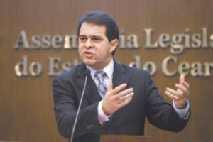 Deputado Evandro Leitão, líder do Governo, mesmo antes do início da tramitação da matéria tentou justificar a proposta do aumento