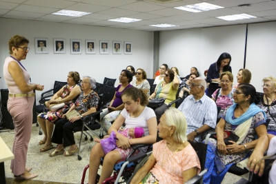 Idosos do Centro de Integração para a Terceira Idade visitam a Assembleia