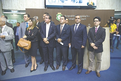 Grupo de advogados liderado pelo presidente da OAB do Ceará, Marcelo Mota e pelo Conselheiro nacional da Ordem, Ricardo Barcelar, protestou no plenário e nas galerias da Assembleia, contra o aumento das custas