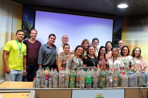 Entrega de 65 kg de lacres de latas de alumínio à Unimed Fortaleza