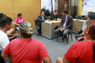 Deputados recebem grupo do MST