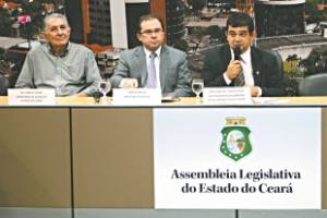 Ainda como secretário da Saúde, Carlile Lavor foi à Assembleia Legislativa no dia 15 de abril, em audiência pública, discutir ações para a área