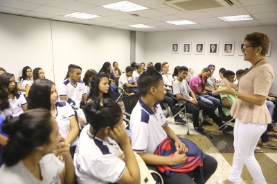 Alunos da Escola Flávio Marcílio participam do Parlamento e sua História