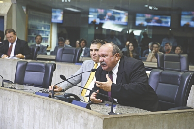 Deputado Fernando Hugo foi o primeiro a tecer críticas à convocação, denunciando que petistas estariam se aproveitando do evento com outros setores para promoverem a &quot;bandalheira&quot;. Os parlamentares petistas protestaram 