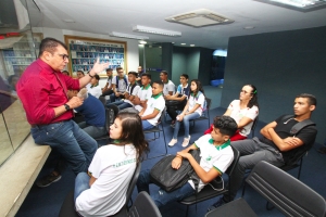 Deputado Ely Aguiar recepciona estudantes da Escola de Ensino Médio em Tempo Integral Estado do Pará