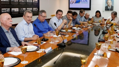 Presidente da Assembleia, deputado José Sarto, fala a membros da CDL durante almoço