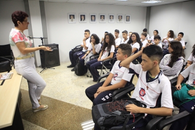 Estudantes do Colégio Santa Helena visitam AL e acompanham sessão plenária