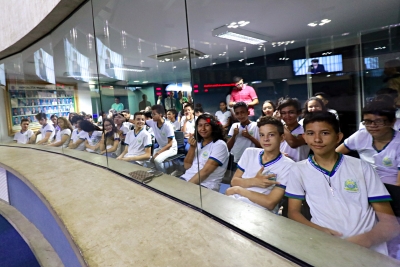 Alunos da EMEFl José Assis de Oliveira, participam do projeto O Parlamento e sua História