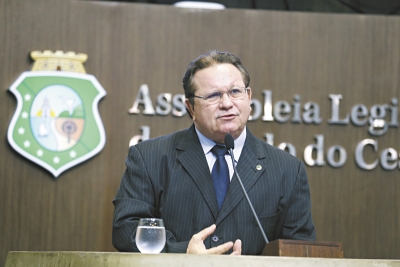 O deputado Roberto Mesquita disse que movimentos que apontam estar havendo um golpe contra a democracia querem fazer a população de &#039;tola&#039;