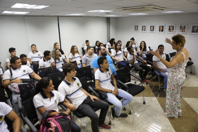 Escola de Ensino Fundamental e Médio Constança Távora visita Assembleia